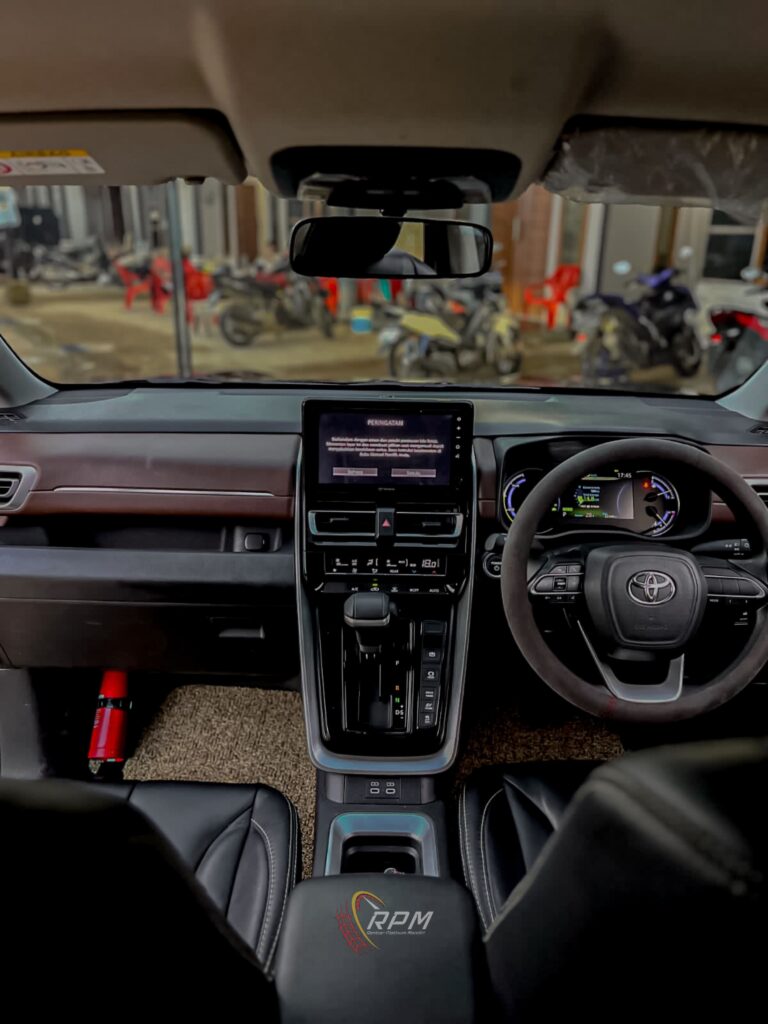 rental mobil innova zenix hybrid di pontianak